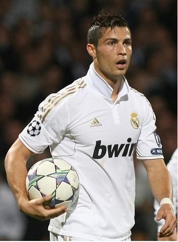 被东契奇吐槽太滑！队记：湖人今天将不会使用NBA杯专用地板（东契奇嫌地板太滑，队记：湖人今日将弃用NBA杯专用地板）