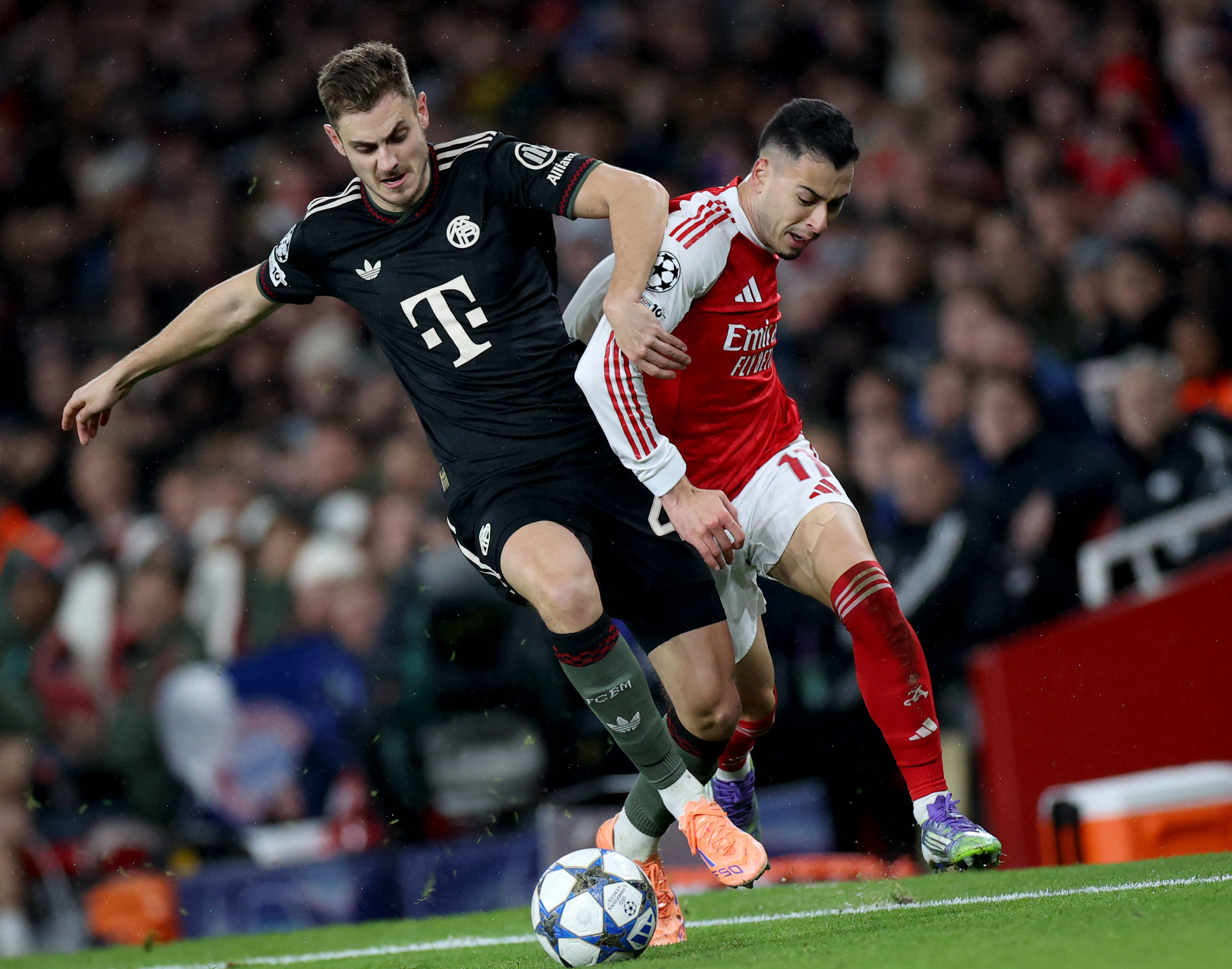 32岁津门虎王牌队长正式转会上港，亚冠首轮亮相柔佛引关注（32岁津门虎王牌队长官宣加盟上港，亚冠首轮对阵柔佛成焦点）