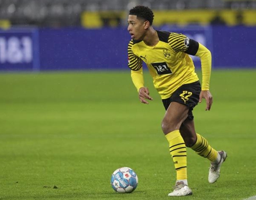 打进精彩世界波+头球破门，马杜埃凯当选欧冠本周最佳球员（马杜埃凯世界波加头球建功，荣膺欧冠本周最佳）