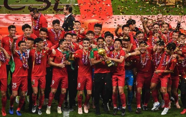 邮报：谢什科对曼联与纽卡都表达过兴趣，但他稍微倾向于红魔（邮报：谢什科同时考虑曼联与纽卡，但略偏向红魔）