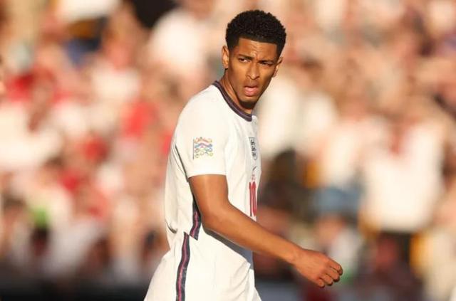 关键球打成后教练激动怒吼（关键球命中，主帅激动怒吼）