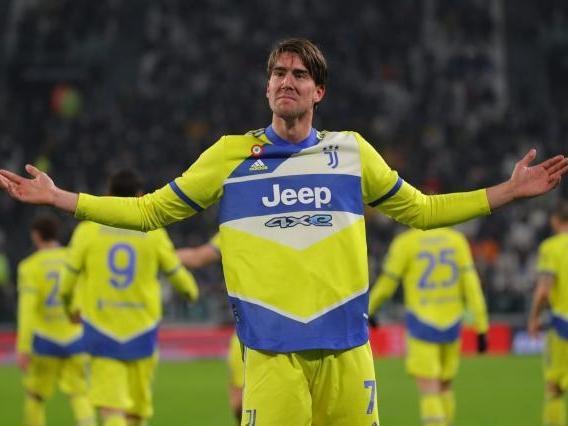 马科斯-阿隆索：祖父说迪斯蒂法诺比梅西出色，时代标准不同（马科斯-阿隆索：祖父称迪斯蒂法诺胜梅西，评判标准因时代而异）