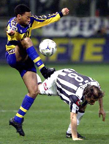 荷甲战报：巴卡尔替补送乌龙，海伦芬3-0鹿特丹斯巴达（荷甲快讯：替补巴卡尔自摆乌龙，海伦芬3比0完胜斯巴达鹿特丹）